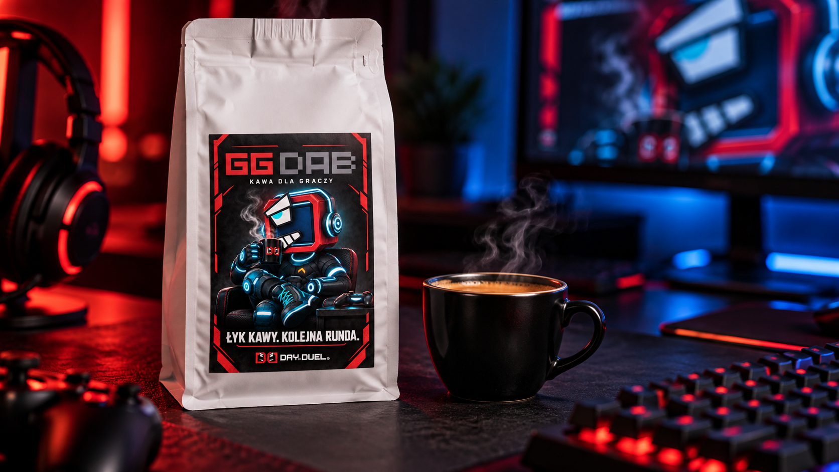 Kawa GG DAB obok espresso i klawiatury na stanowisku gamingowym